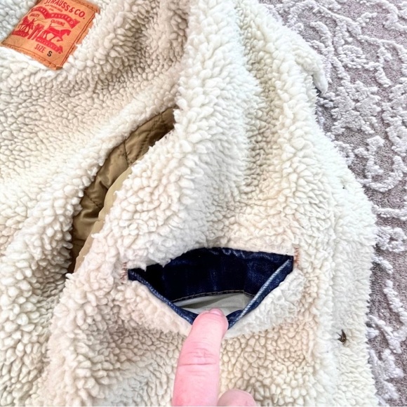 Levi’s Men’s Insulated Sherpa Trucker Jacket - Picture 13 of 16